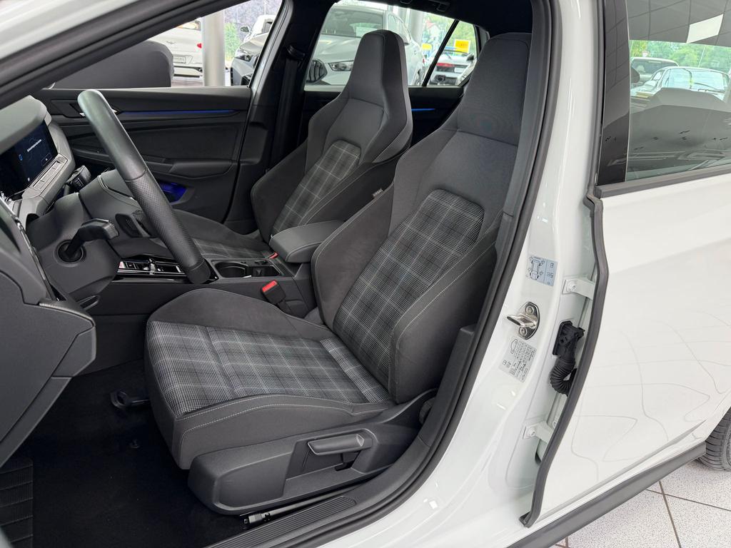 Volkswagen Golf 2024 г. Белый, пробег 25529 км
