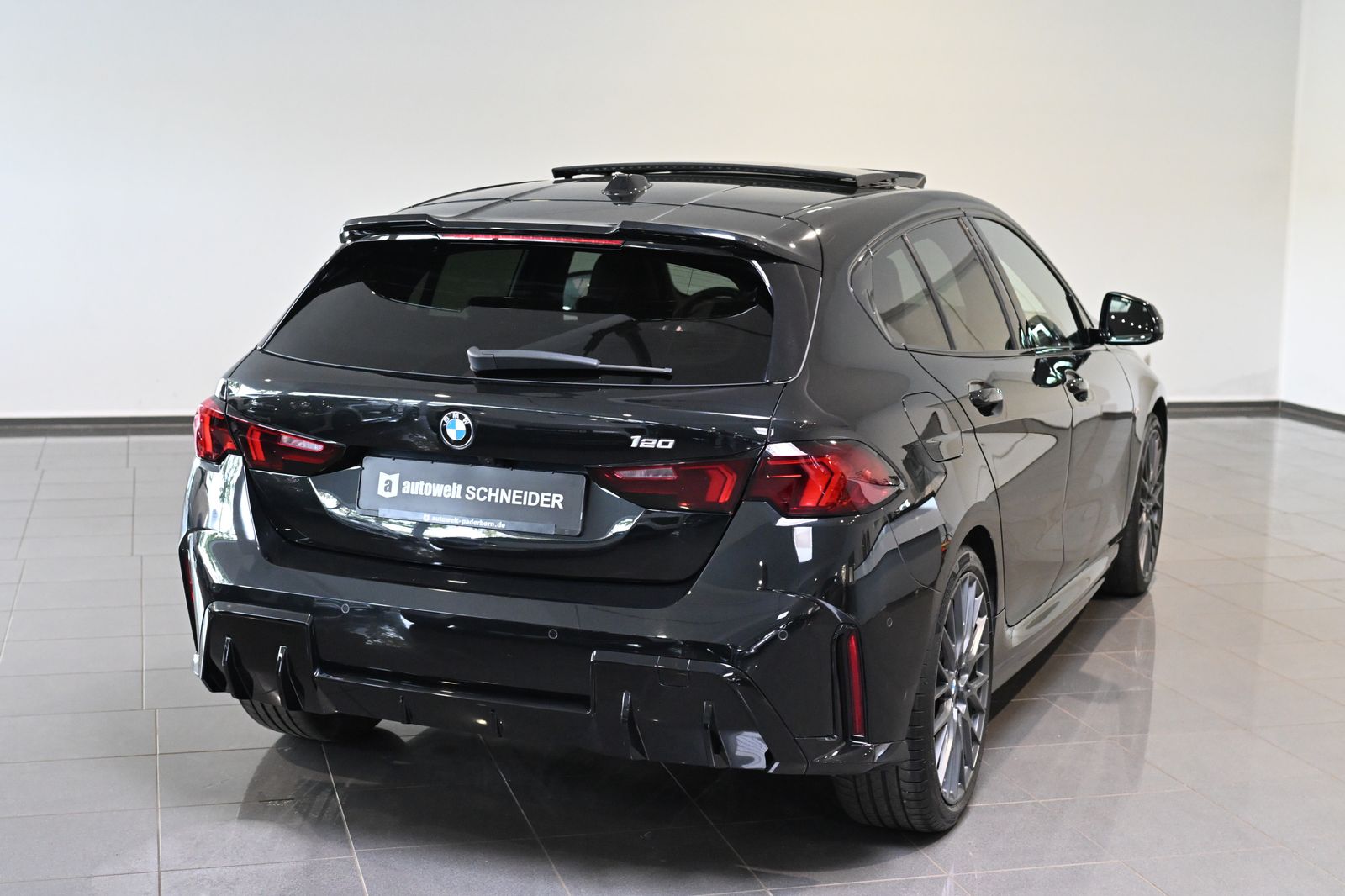 BMW 120 2025 г. Чёрный, пробег 52497 км