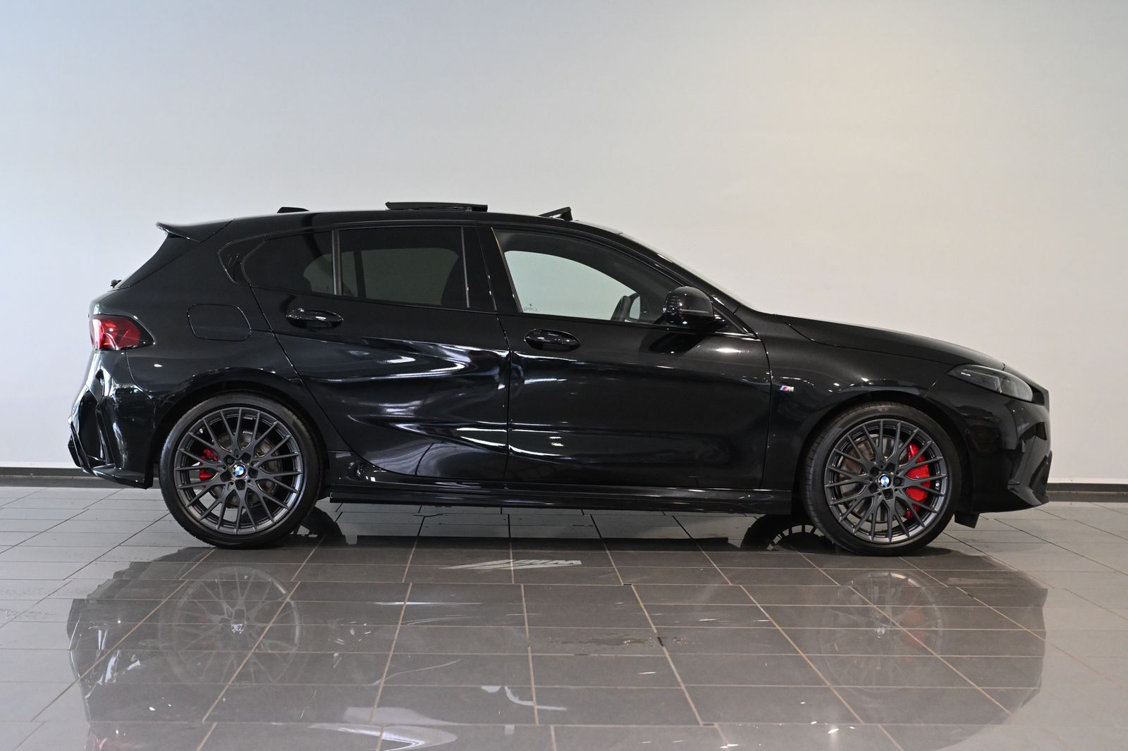 BMW 120 2025 г. Чёрный, пробег 52497 км