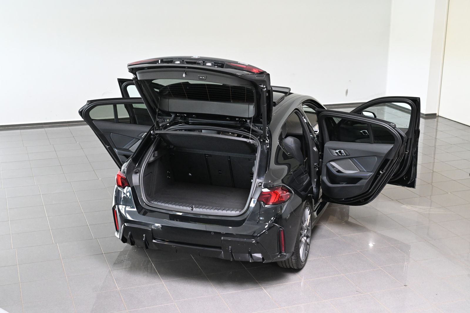 BMW 120 2025 г. Чёрный, пробег 52497 км
