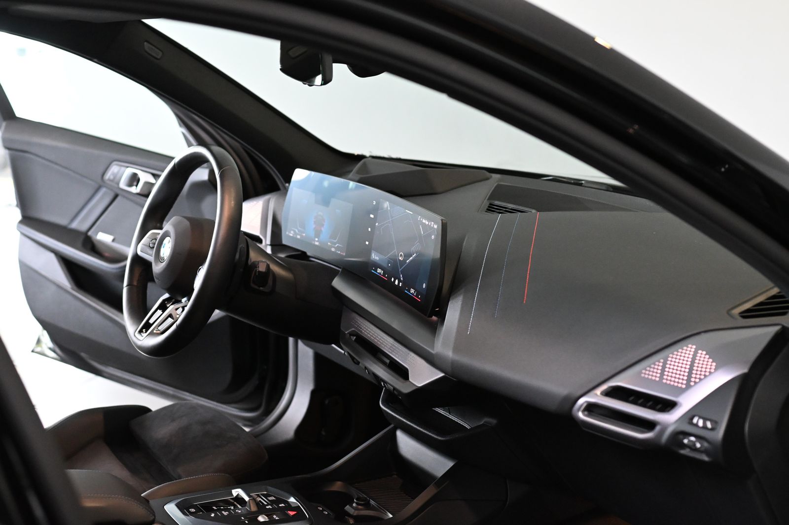 BMW 120 2025 г. Чёрный, пробег 52497 км