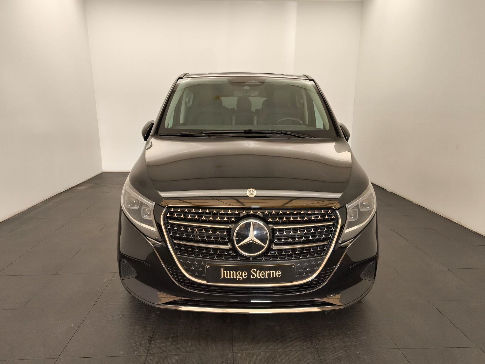 Mercedes-Benz V 300 2024 г. Чёрный, пробег 41130 км