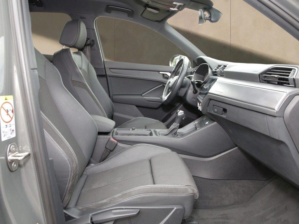 Audi Q3 2022 г. Серый, пробег 46600 км