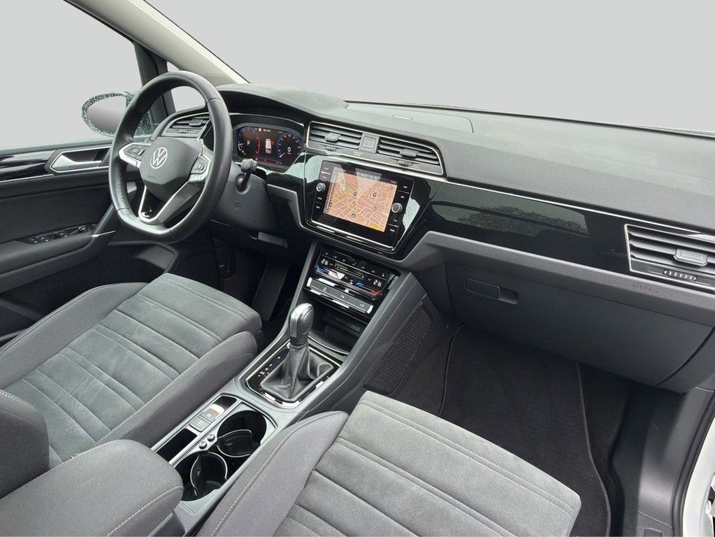 Volkswagen Touran 2023 г. Белый, пробег 55710 км