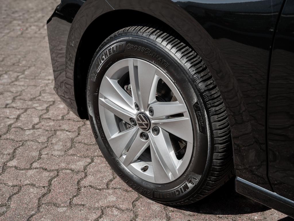 Volkswagen Golf 2025 г. Чёрный, пробег 24730 км