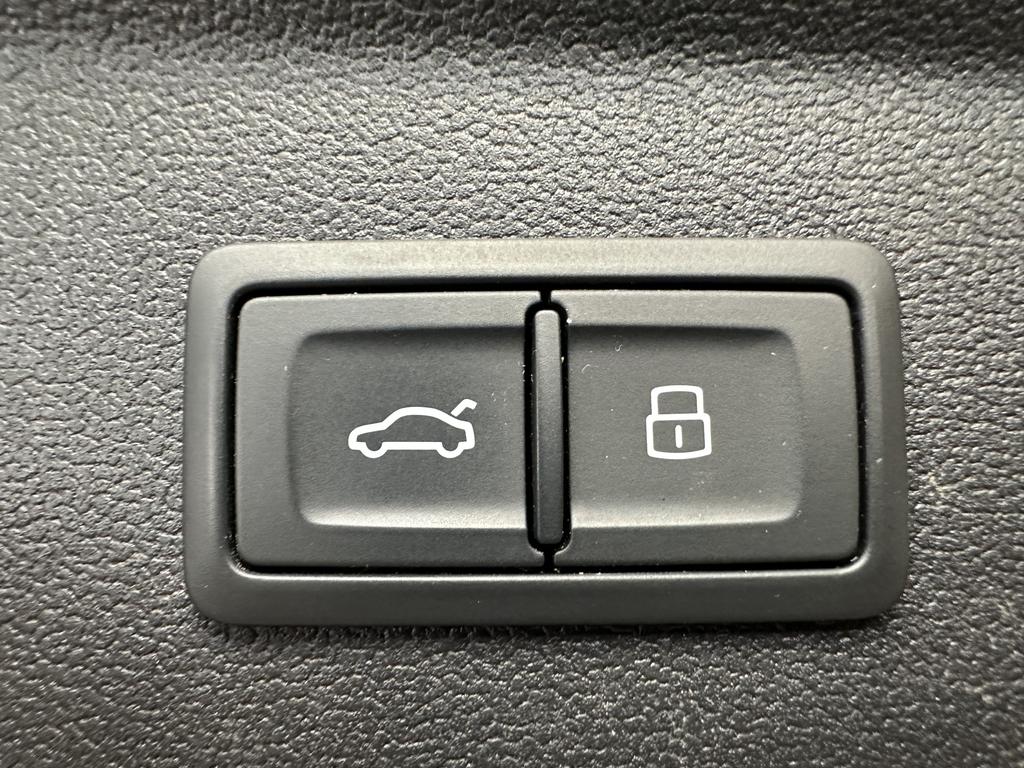 Audi A3 2023 г. Синий, пробег 26750 км