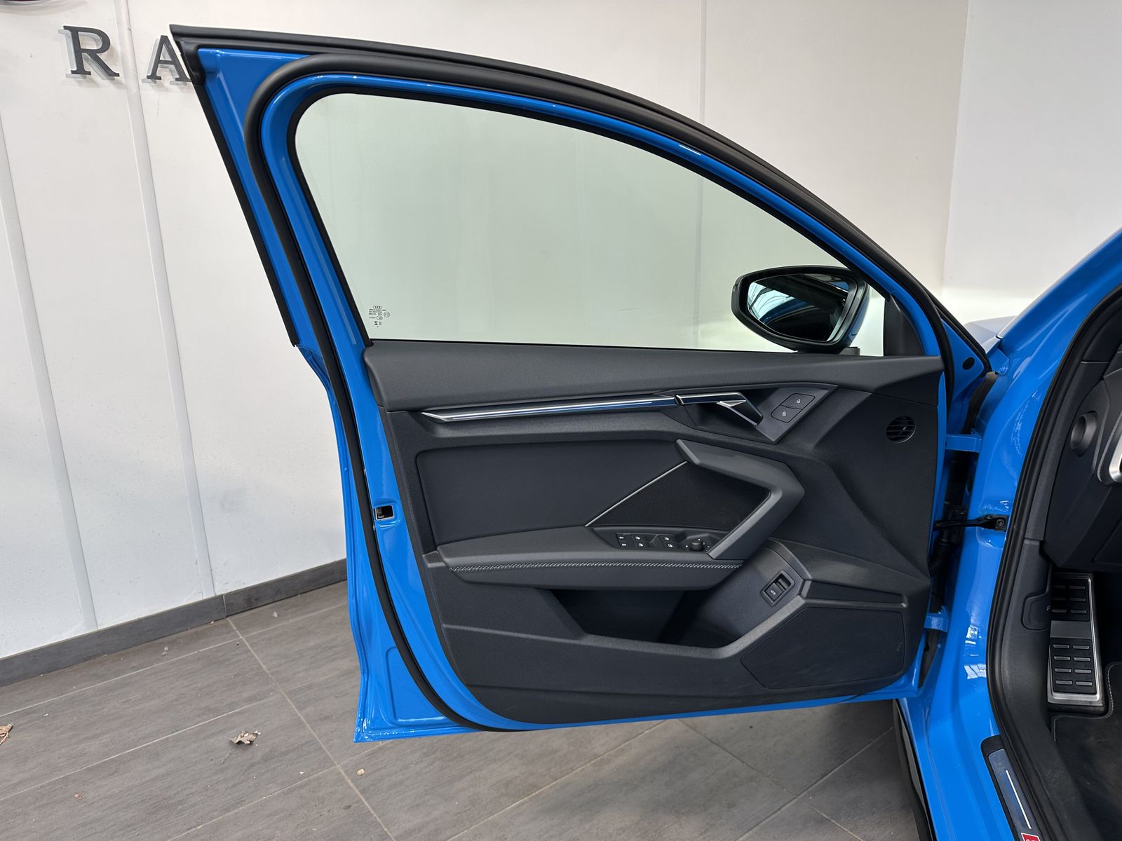 Audi A3 2023 г. Синий, пробег 26750 км