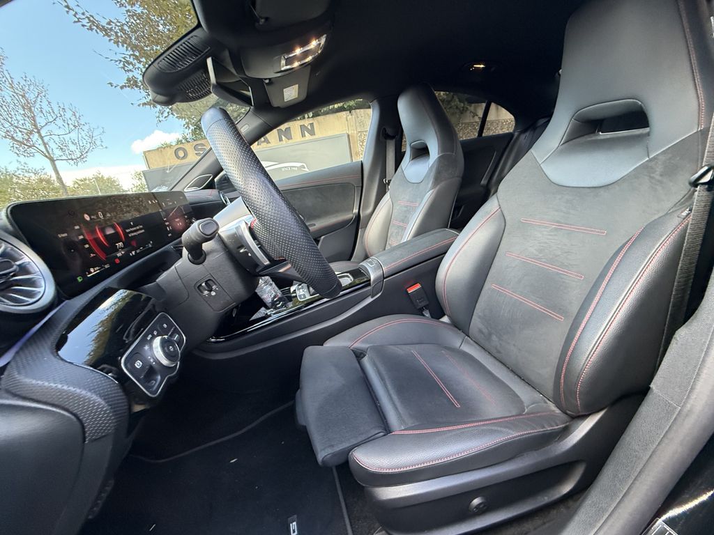 Mercedes-Benz CLA 250 2024 г. Чёрный, пробег 30138 км