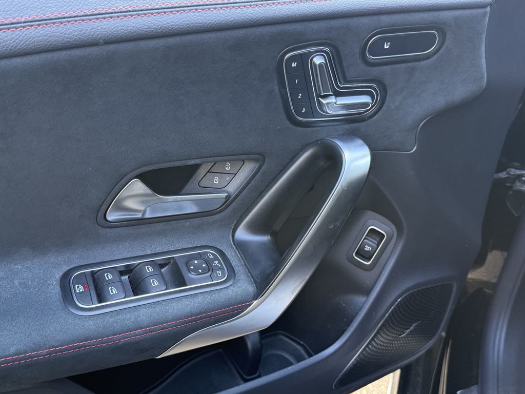 Mercedes-Benz CLA 250 2024 г. Чёрный, пробег 30138 км