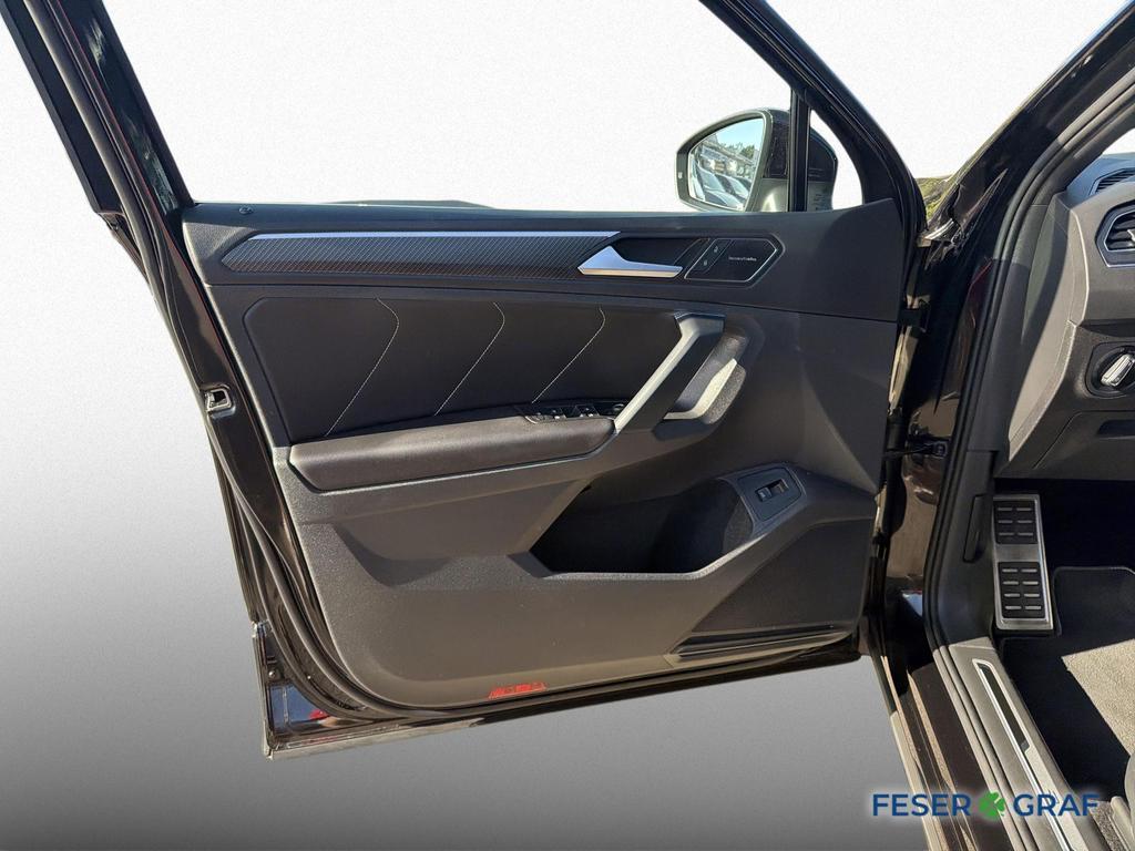 Volkswagen Tiguan 2023 г. Чёрный, пробег 24400 км