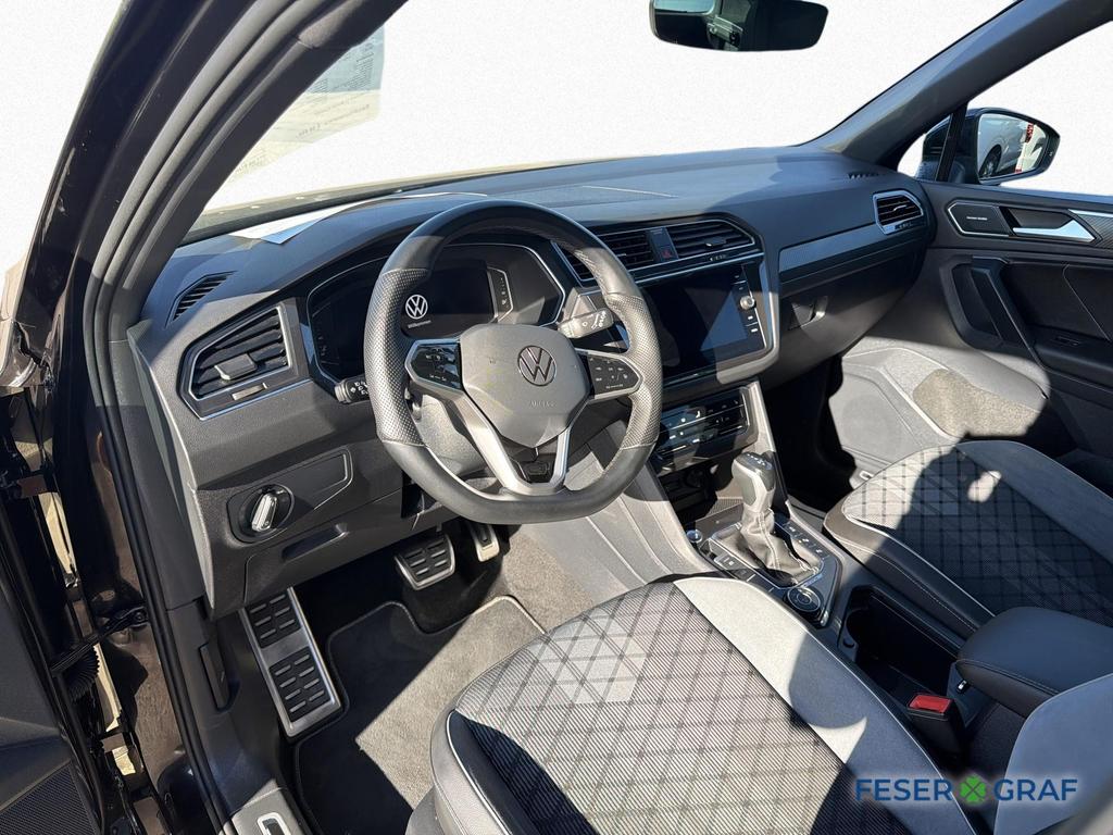 Volkswagen Tiguan 2023 г. Чёрный, пробег 24400 км