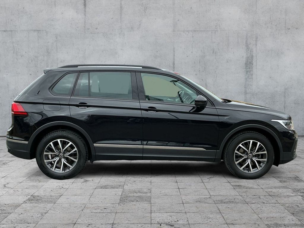 Volkswagen Tiguan 2023 г. Чёрный, пробег 54731 км