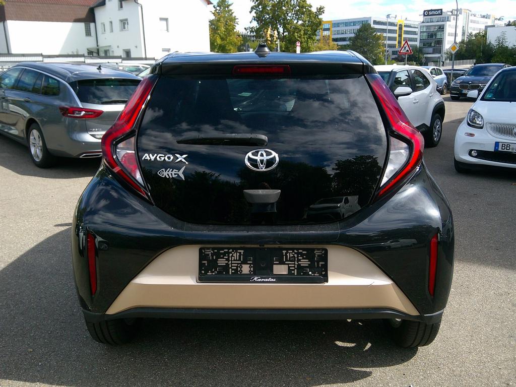 Toyota AYGO (X) 2022 г. Серебристый, пробег 56000 км