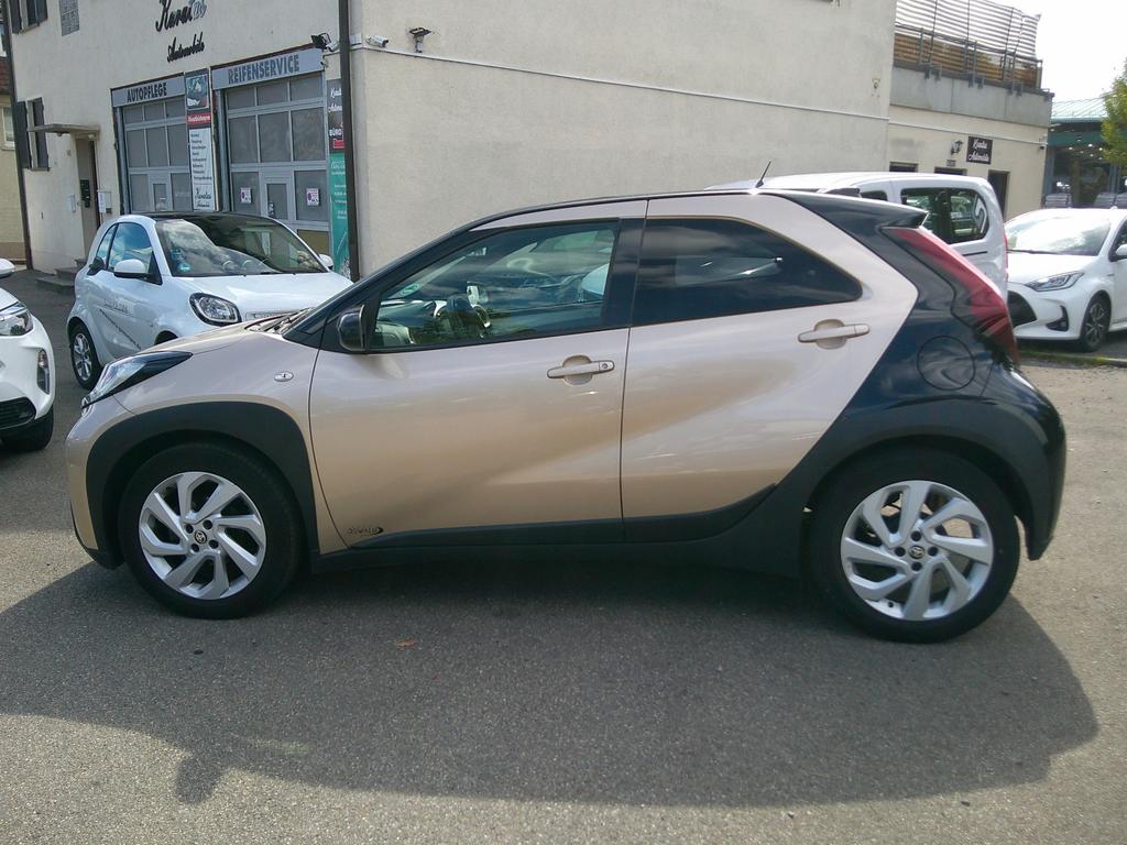 Toyota AYGO (X) 2022 г. Серебристый, пробег 56000 км