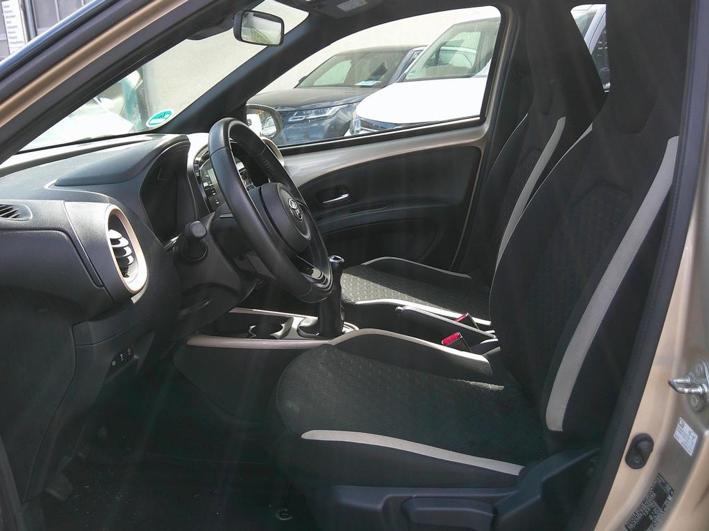 Toyota AYGO (X) 2022 г. Серебристый, пробег 56000 км