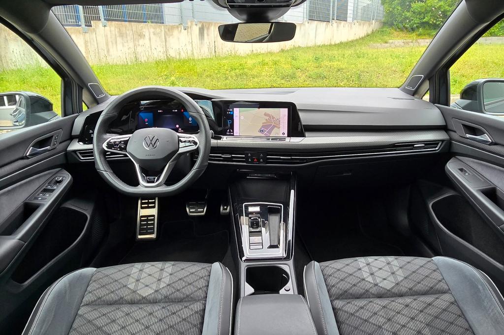 Volkswagen Golf 2024 г. Чёрный, пробег 45600 км