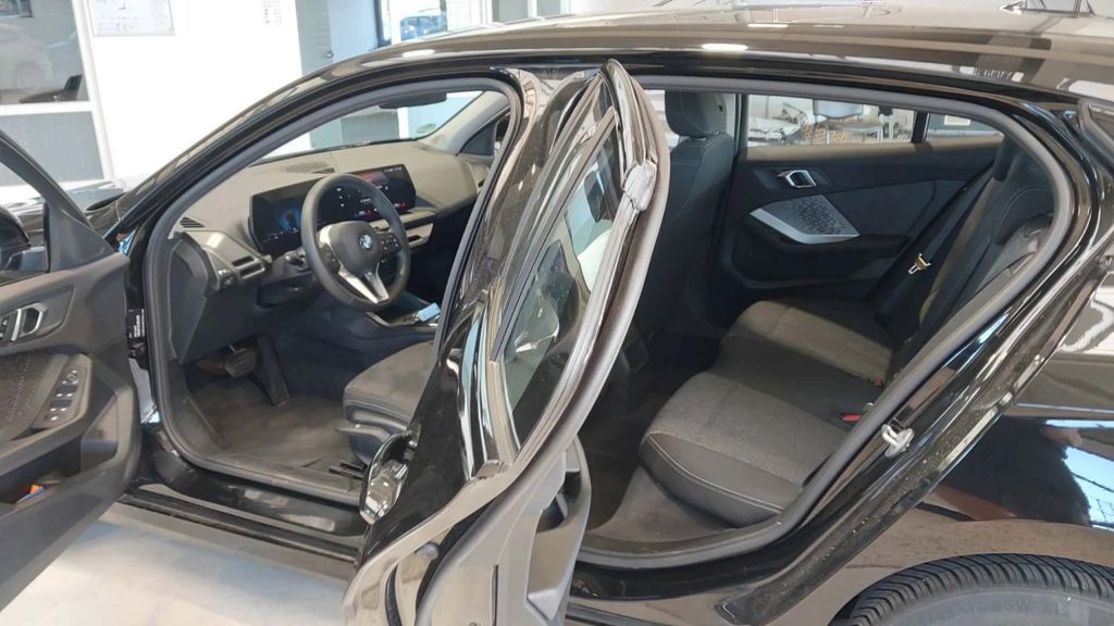 BMW 120 2025 г. Чёрный, пробег 46000 км