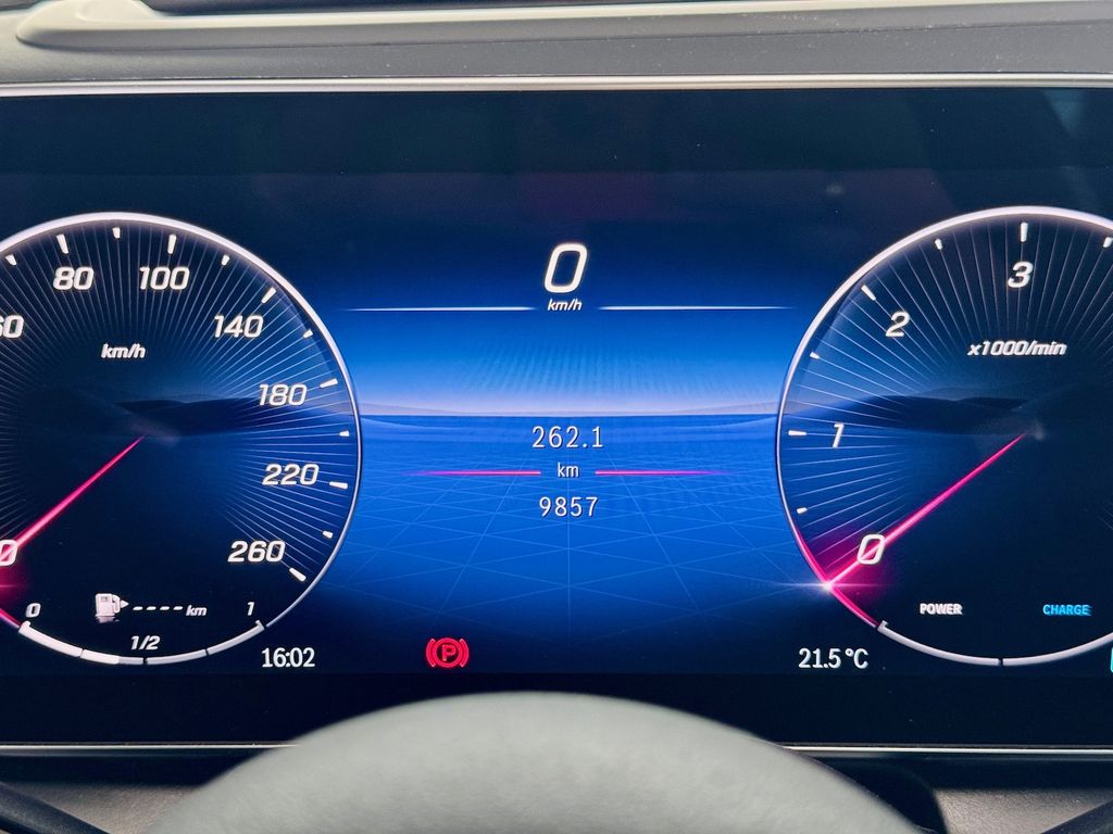 Mercedes-Benz GLC 300 2024 г. Серебристый, пробег 9900 км