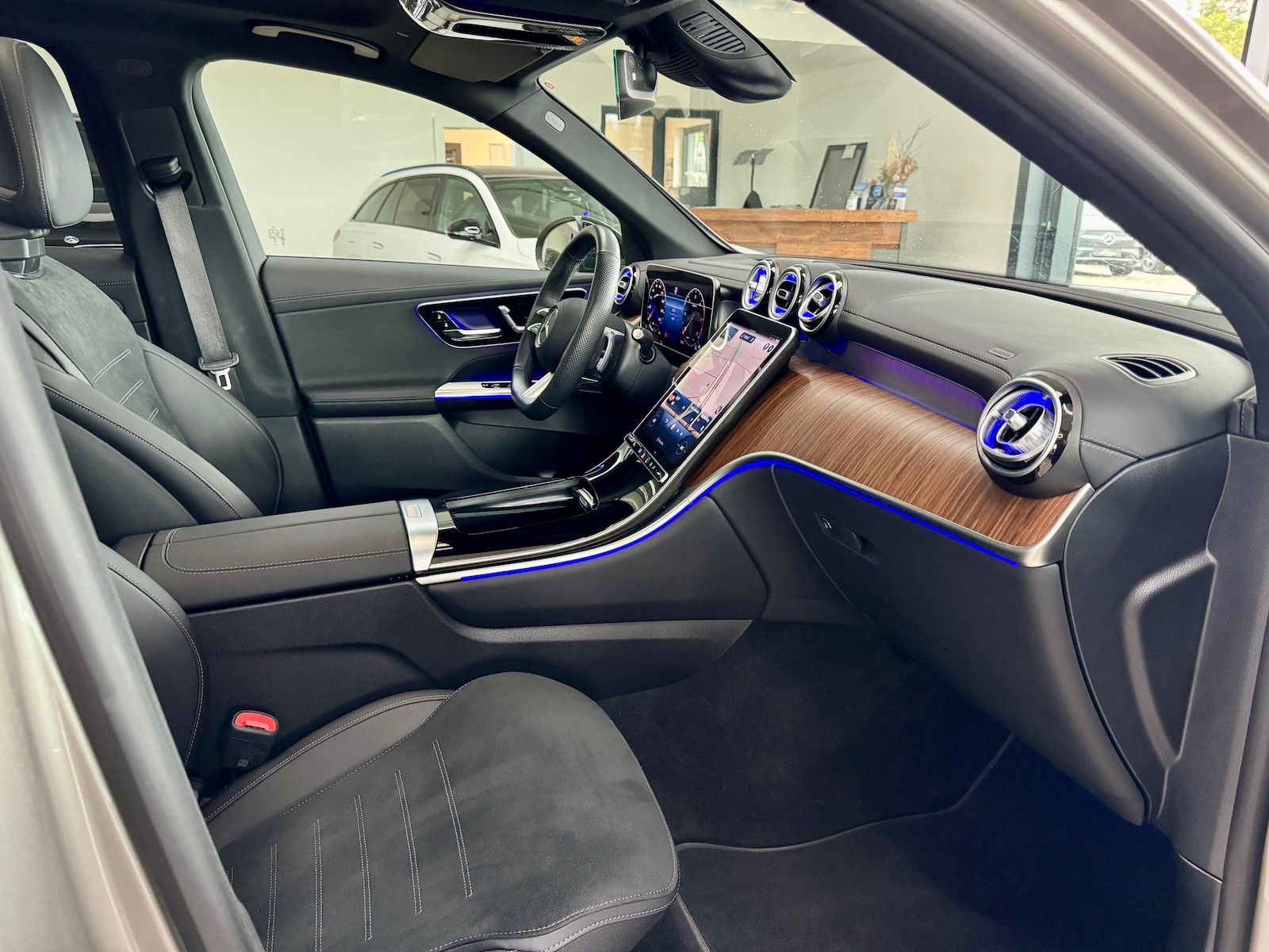 Mercedes-Benz GLC 300 2024 г. Серебристый, пробег 9900 км