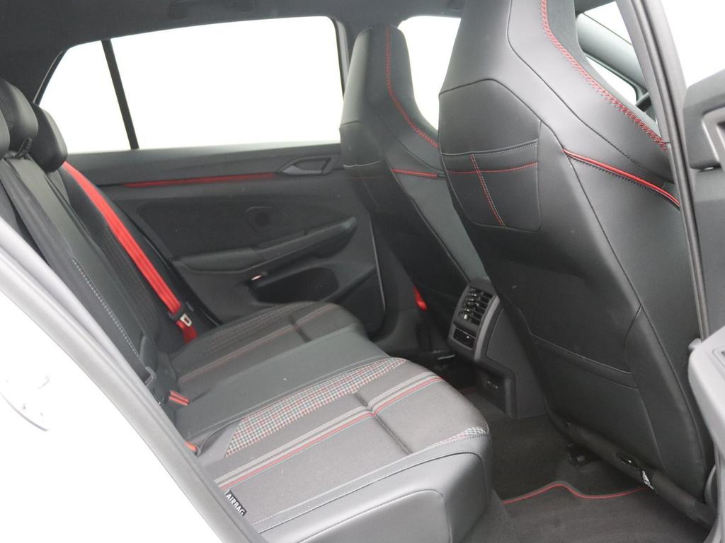 Volkswagen Golf 2026 г. Белый, пробег 8000 км