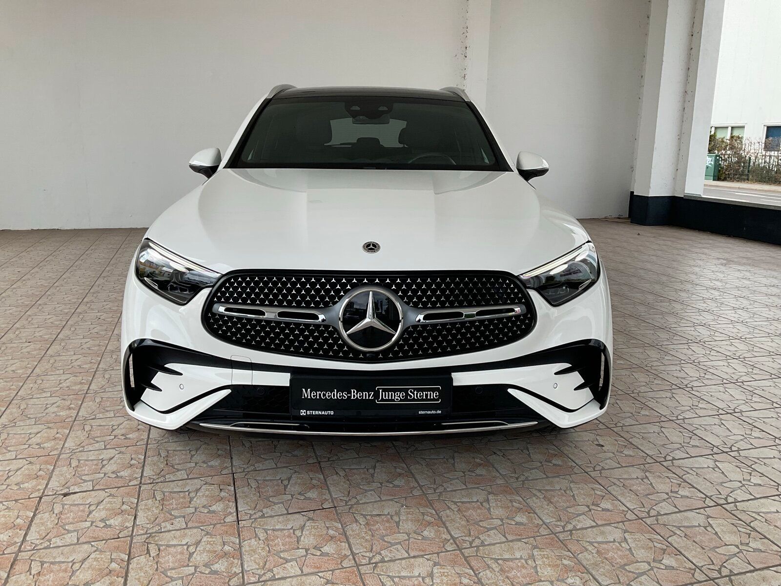 Mercedes-Benz GLC 200 2024 г. Белый, пробег 13257 км