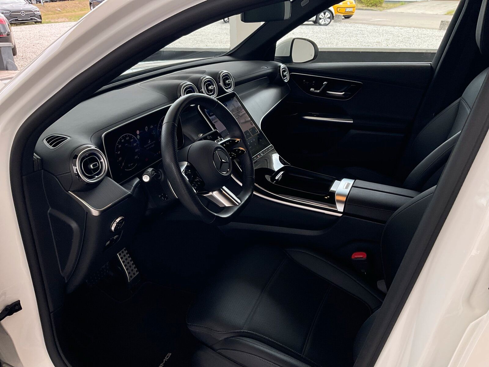 Mercedes-Benz GLC 200 2024 г. Белый, пробег 13257 км
