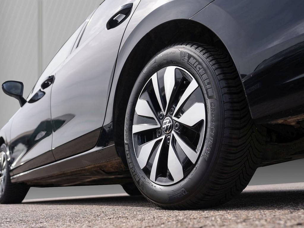 Volkswagen Golf 2025 г. Чёрный, пробег 19249 км