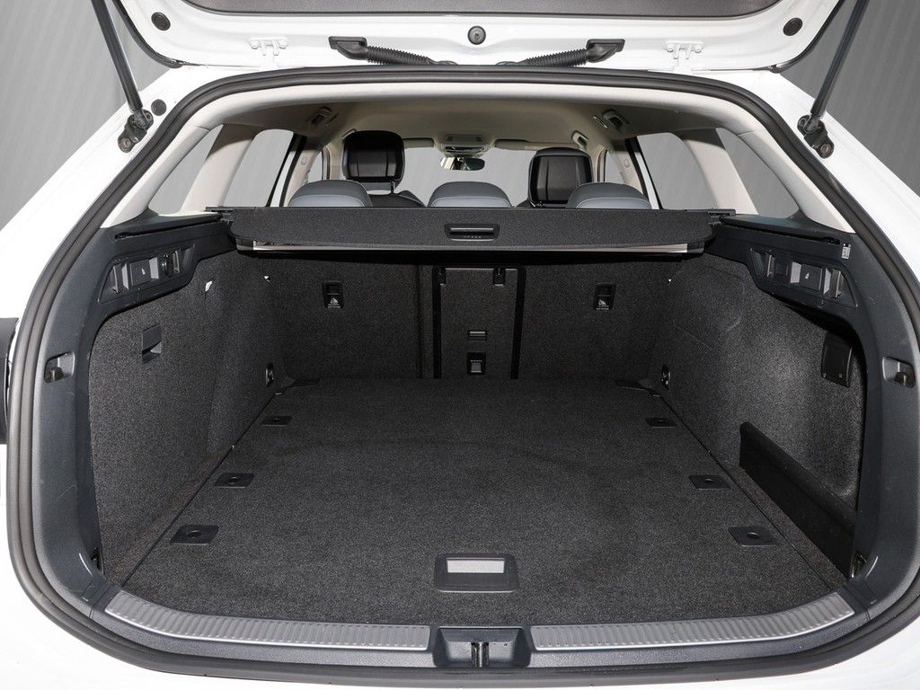 Volkswagen PASSAT VARIANT 2024 г. Белый, пробег 41600 км