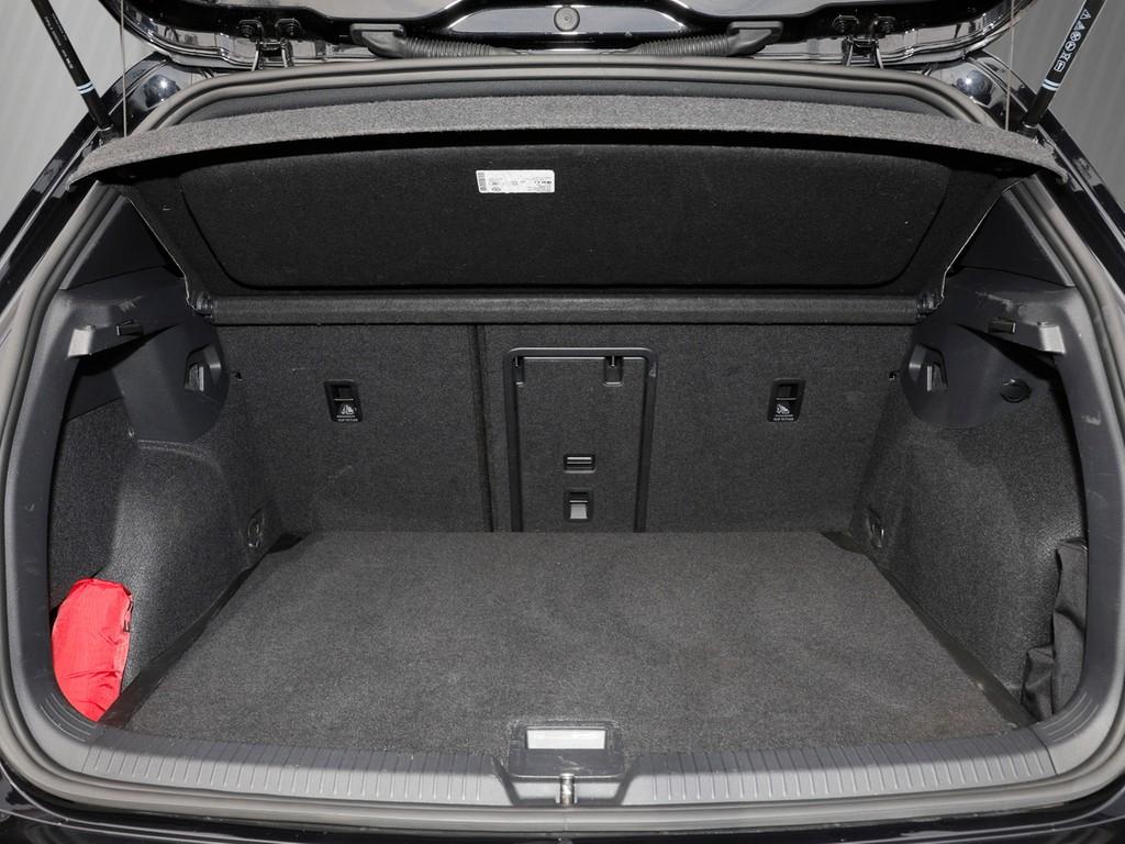 Volkswagen Golf 2023 г. Чёрный, пробег 41163 км