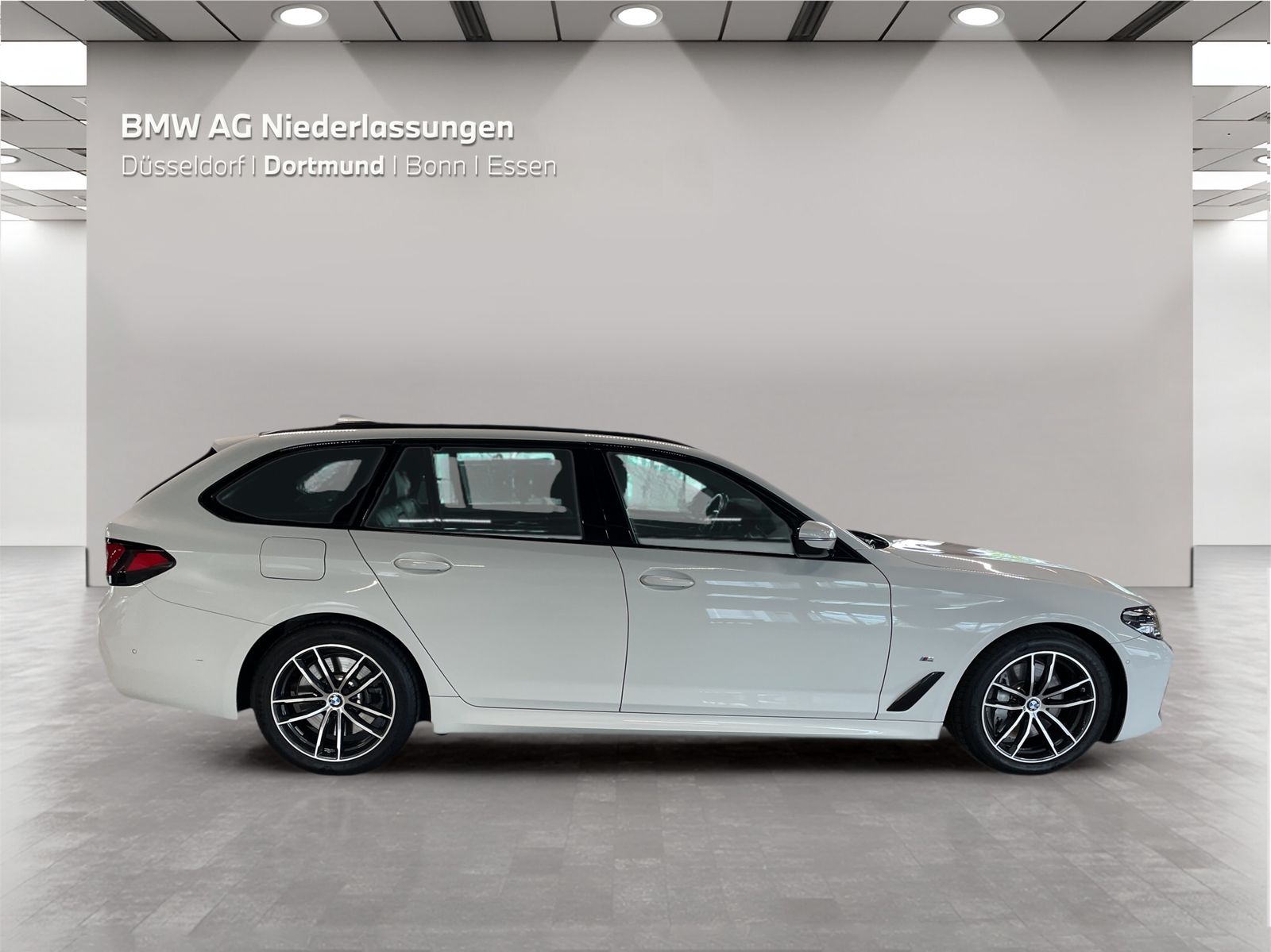 BMW 530 2023 г. Белый, пробег 20370 км