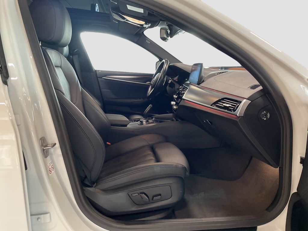 BMW 530 2023 г. Белый, пробег 20370 км