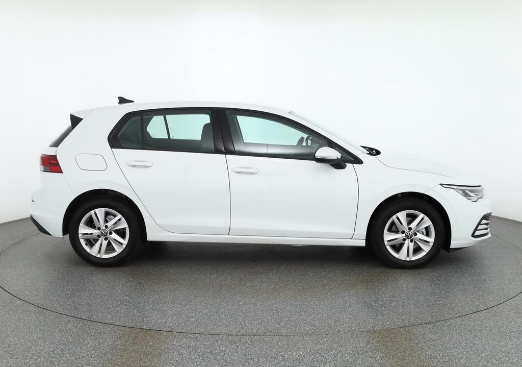 Volkswagen Golf 2023 г. Белый, пробег 42840 км