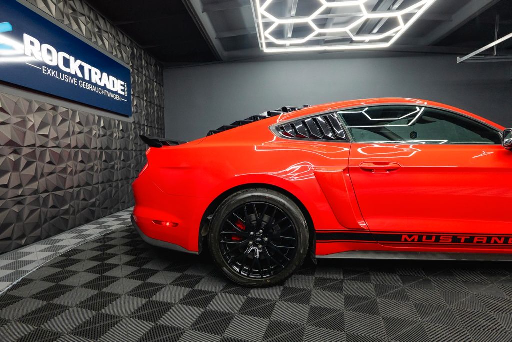 Ford Mustang 2023 г. Красный, пробег 59965 км