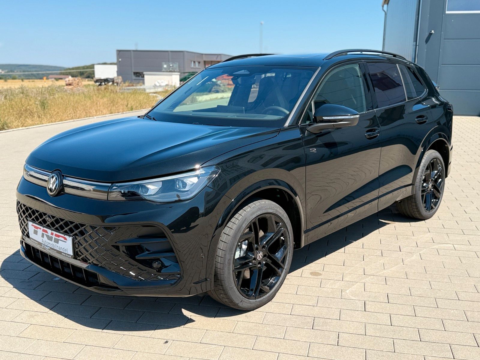 Volkswagen Tiguan 2026 г. Чёрный, пробег 10 км