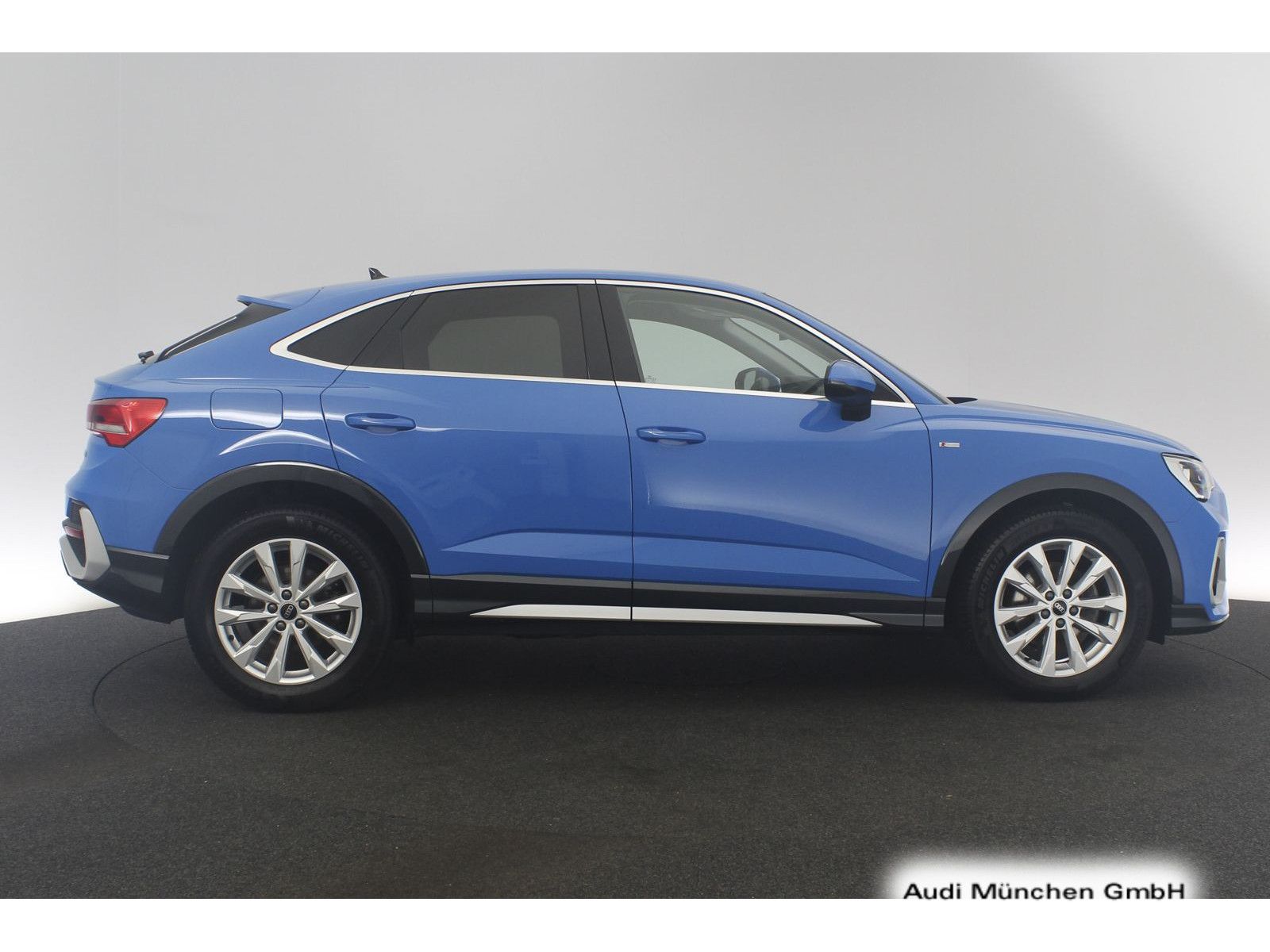 Audi Q3 2022 г. Синий, пробег 59139 км