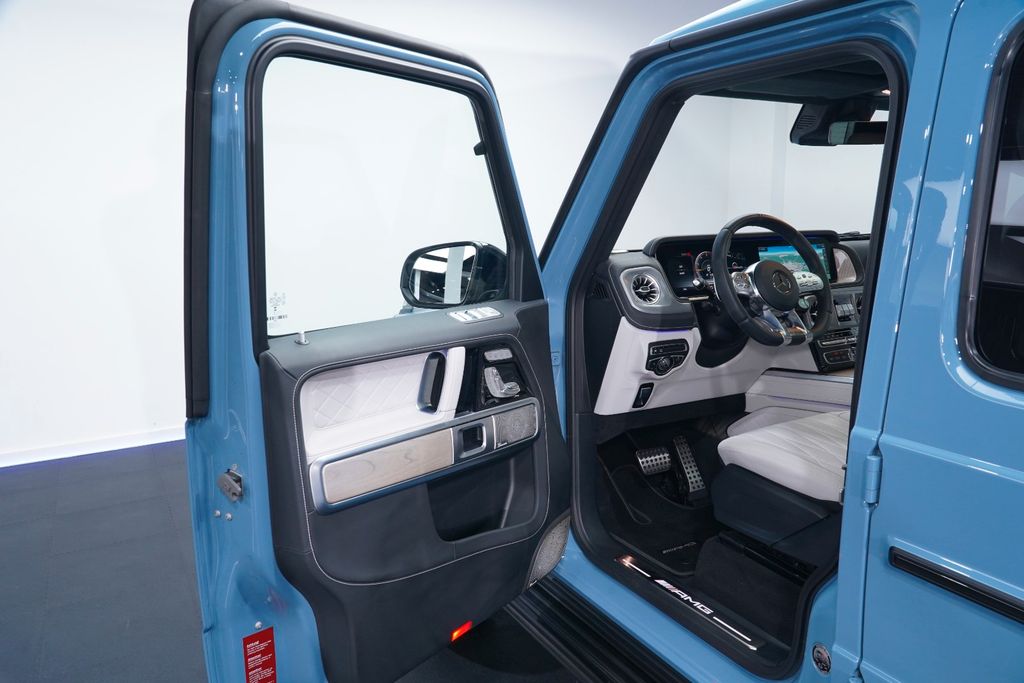 Mercedes-Benz G 63 AMG 2023 г. Синий, пробег 27100 км