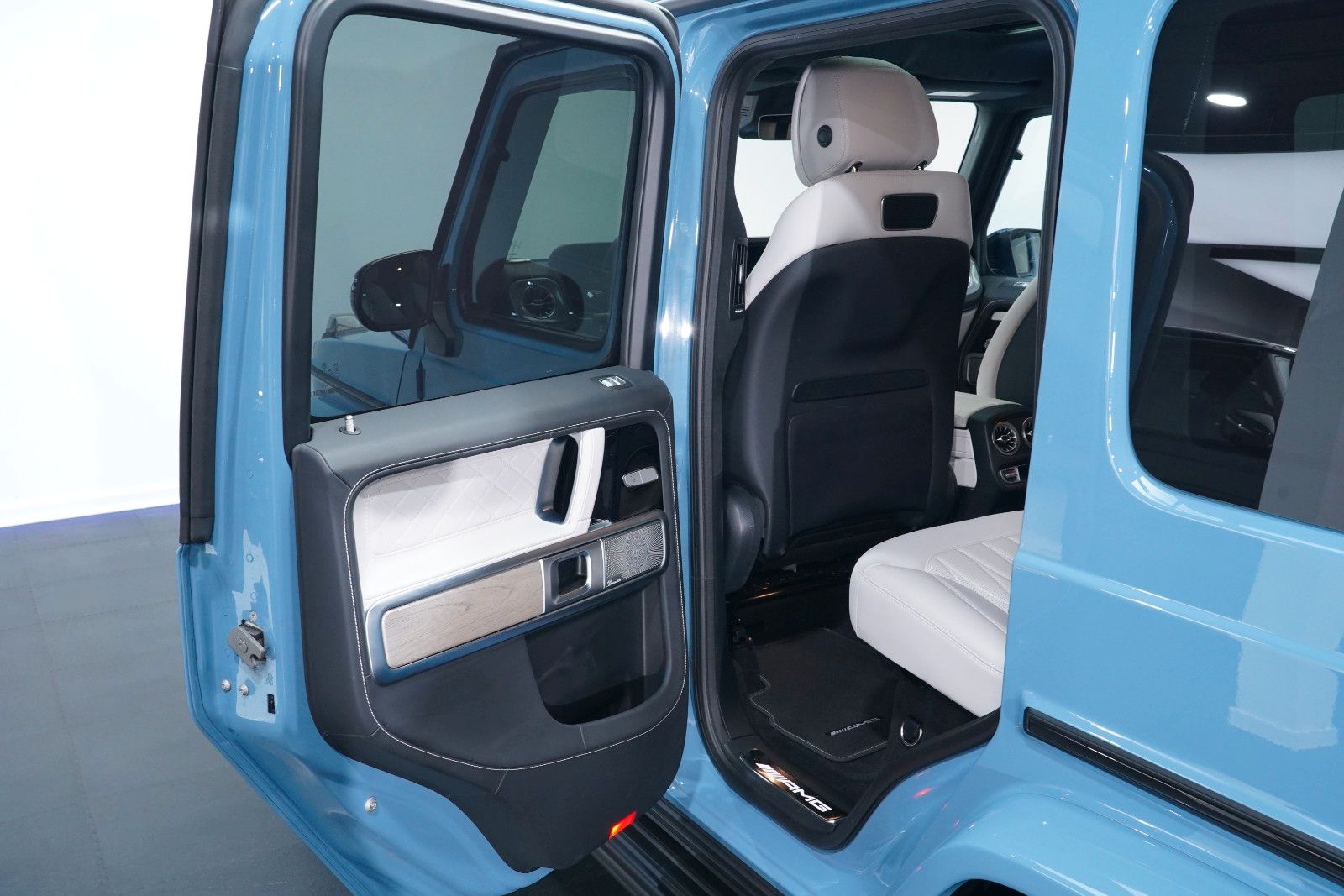 Mercedes-Benz G 63 AMG 2023 г. Синий, пробег 27100 км
