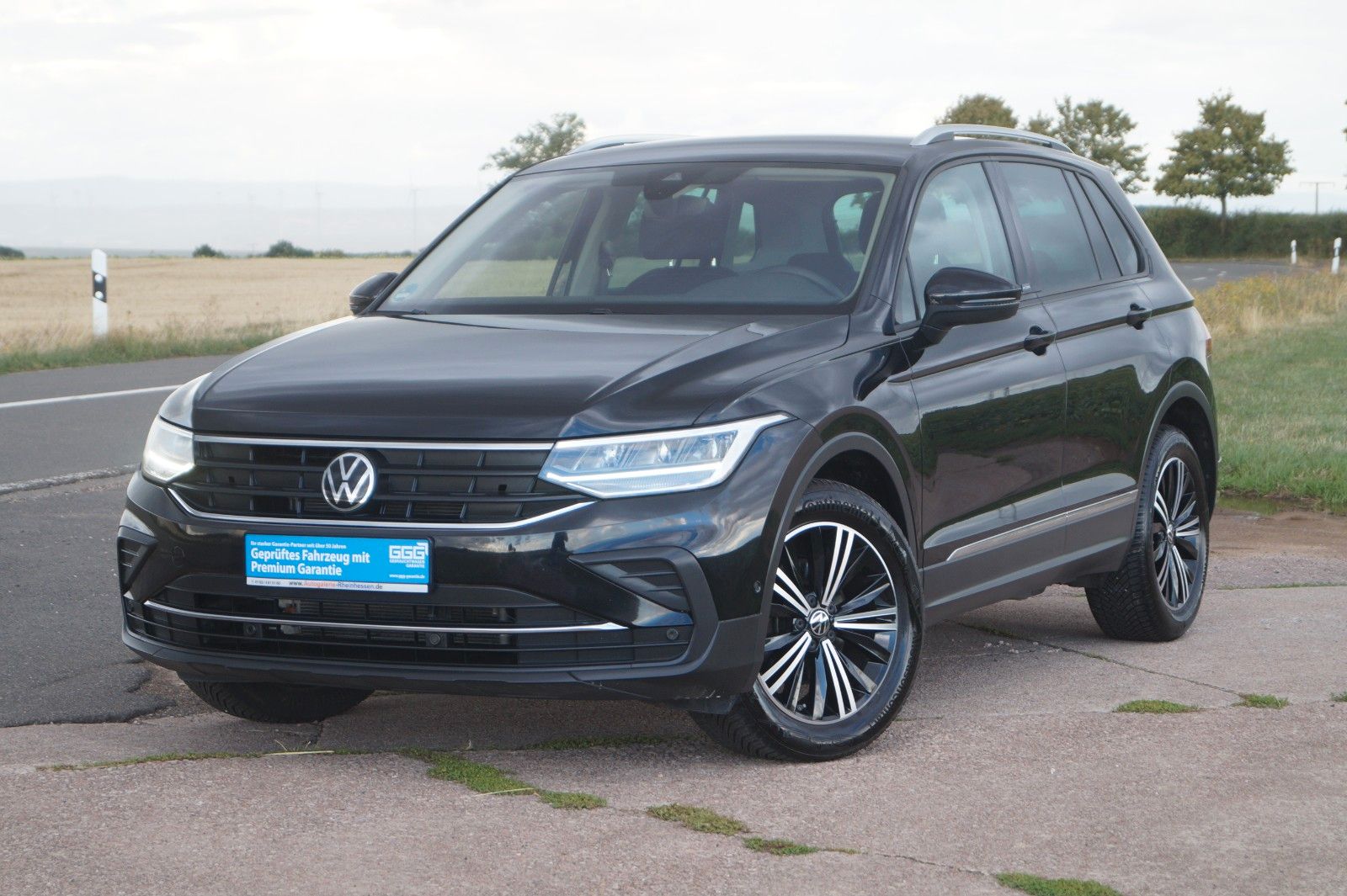 Volkswagen Tiguan 2023 г. Чёрный, пробег 52300 км