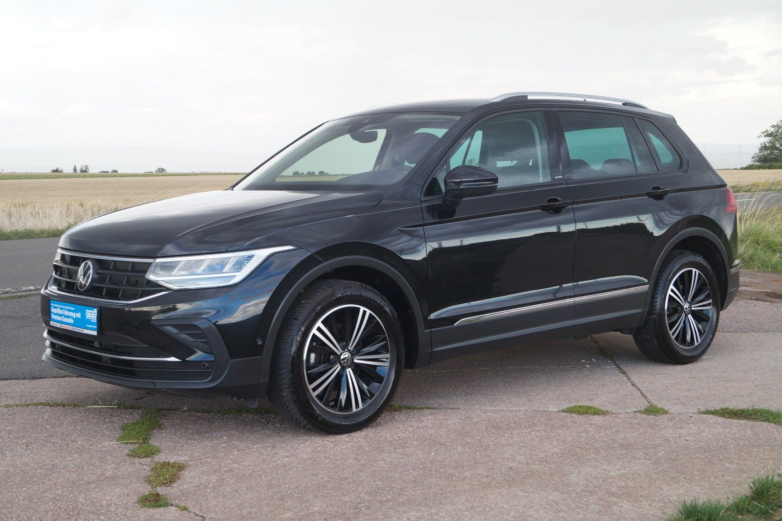 Volkswagen Tiguan 2023 г. Чёрный, пробег 52300 км