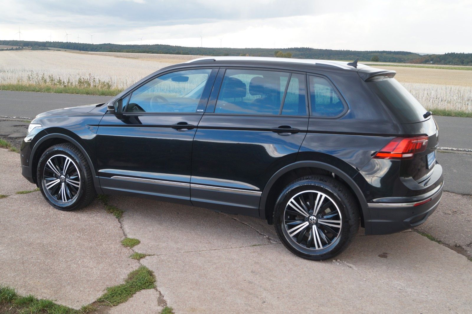 Volkswagen Tiguan 2023 г. Чёрный, пробег 52300 км
