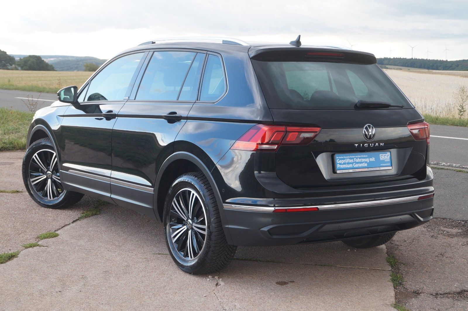 Volkswagen Tiguan 2023 г. Чёрный, пробег 52300 км