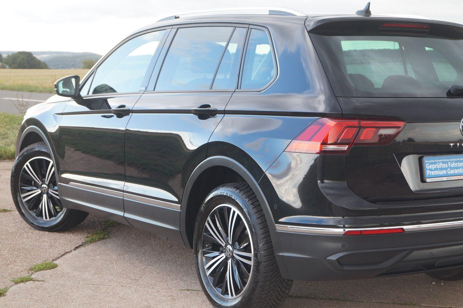 Volkswagen Tiguan 2023 г. Чёрный, пробег 52300 км