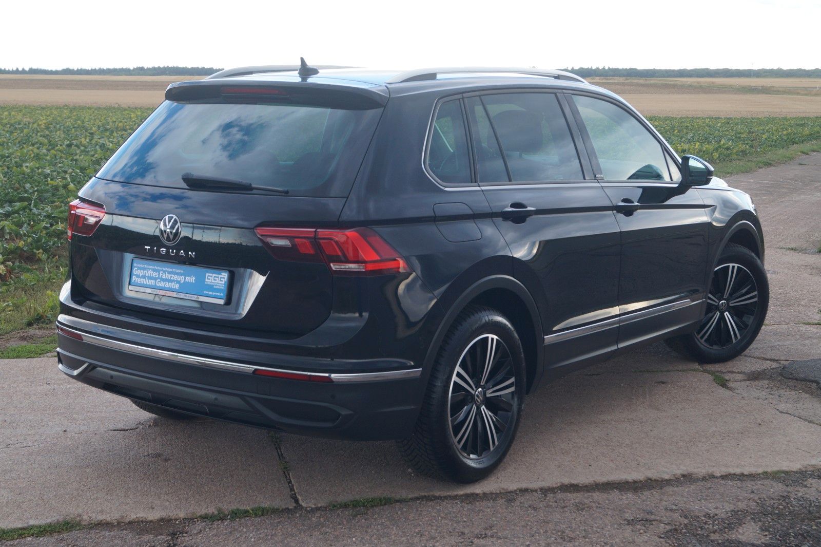 Volkswagen Tiguan 2023 г. Чёрный, пробег 52300 км