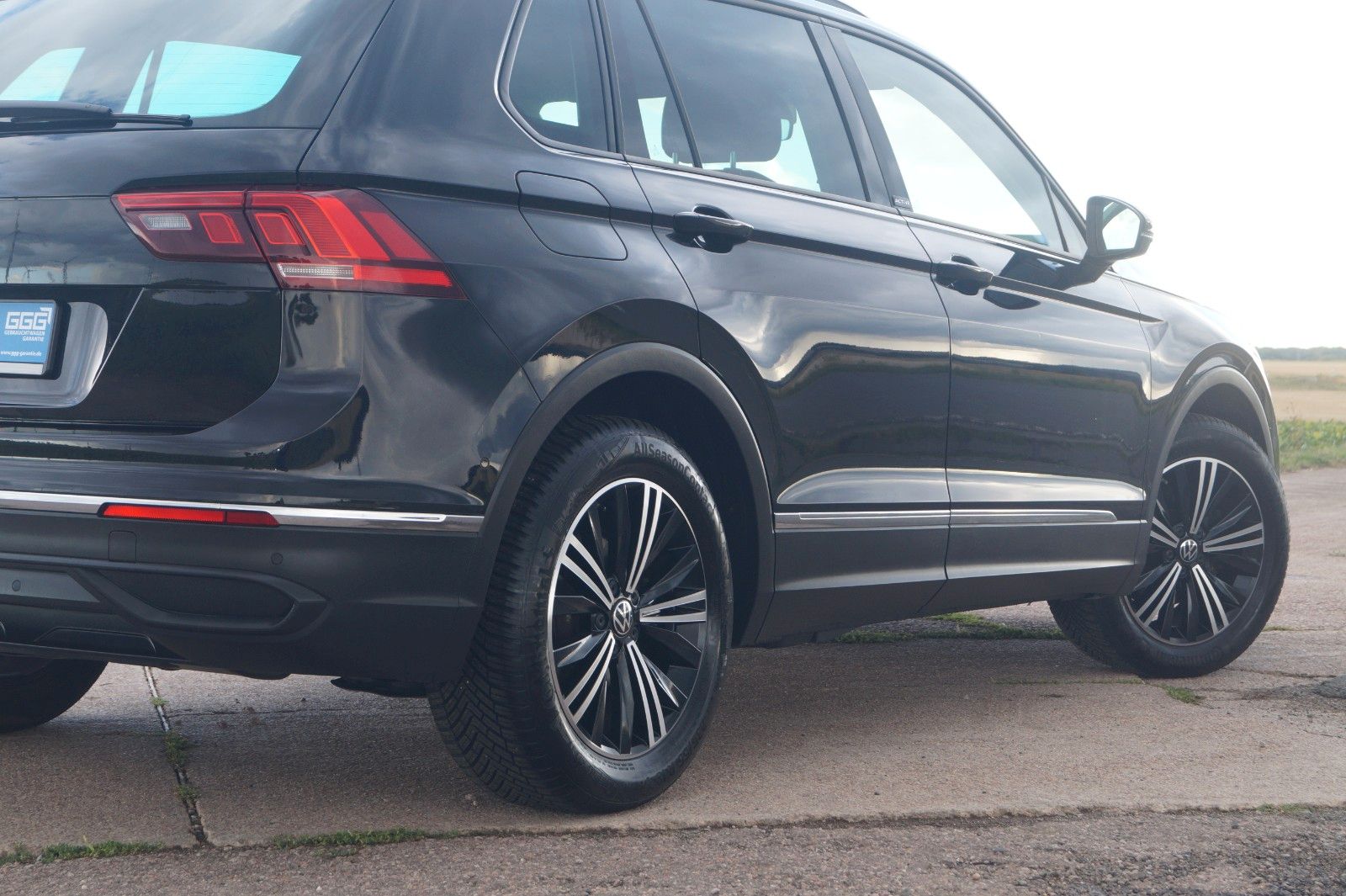 Volkswagen Tiguan 2023 г. Чёрный, пробег 52300 км
