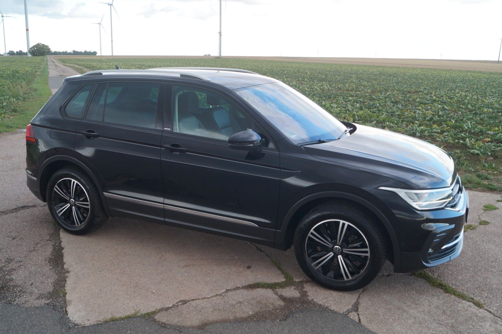 Volkswagen Tiguan 2023 г. Чёрный, пробег 52300 км