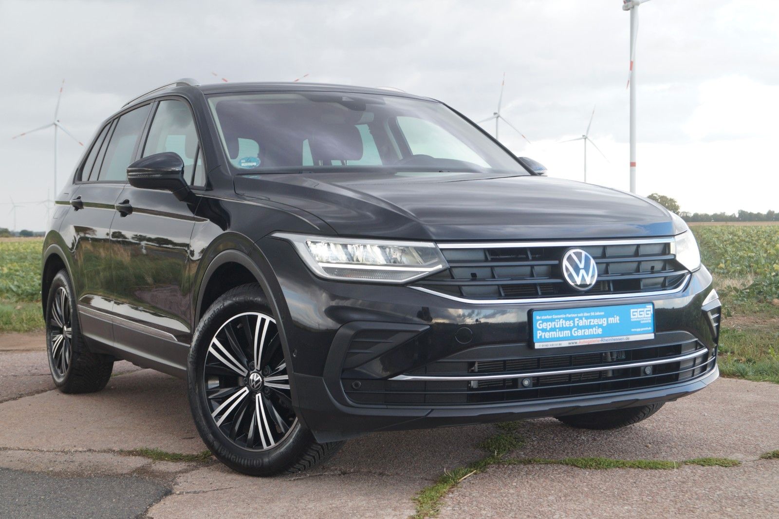 Volkswagen Tiguan 2023 г. Чёрный, пробег 52300 км