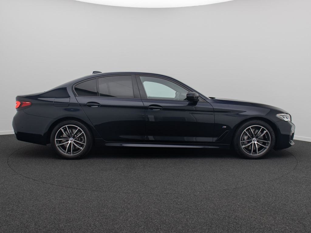 BMW 540 2022 г. Чёрный, пробег 51595 км