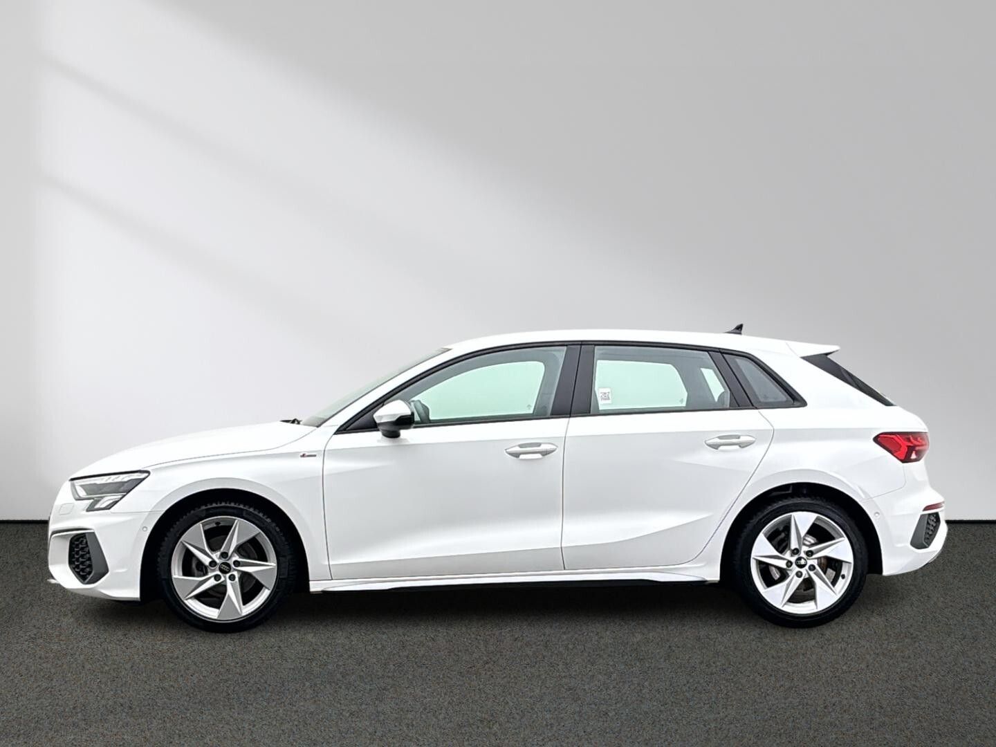 Audi A3 2023 г. Белый, пробег 45355 км
