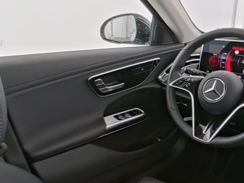 Mercedes-Benz E 220 2025 г. Чёрный, пробег 31198 км