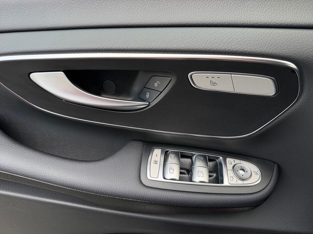 Mercedes-Benz V 250 2022 г. Красный, пробег 44600 км
